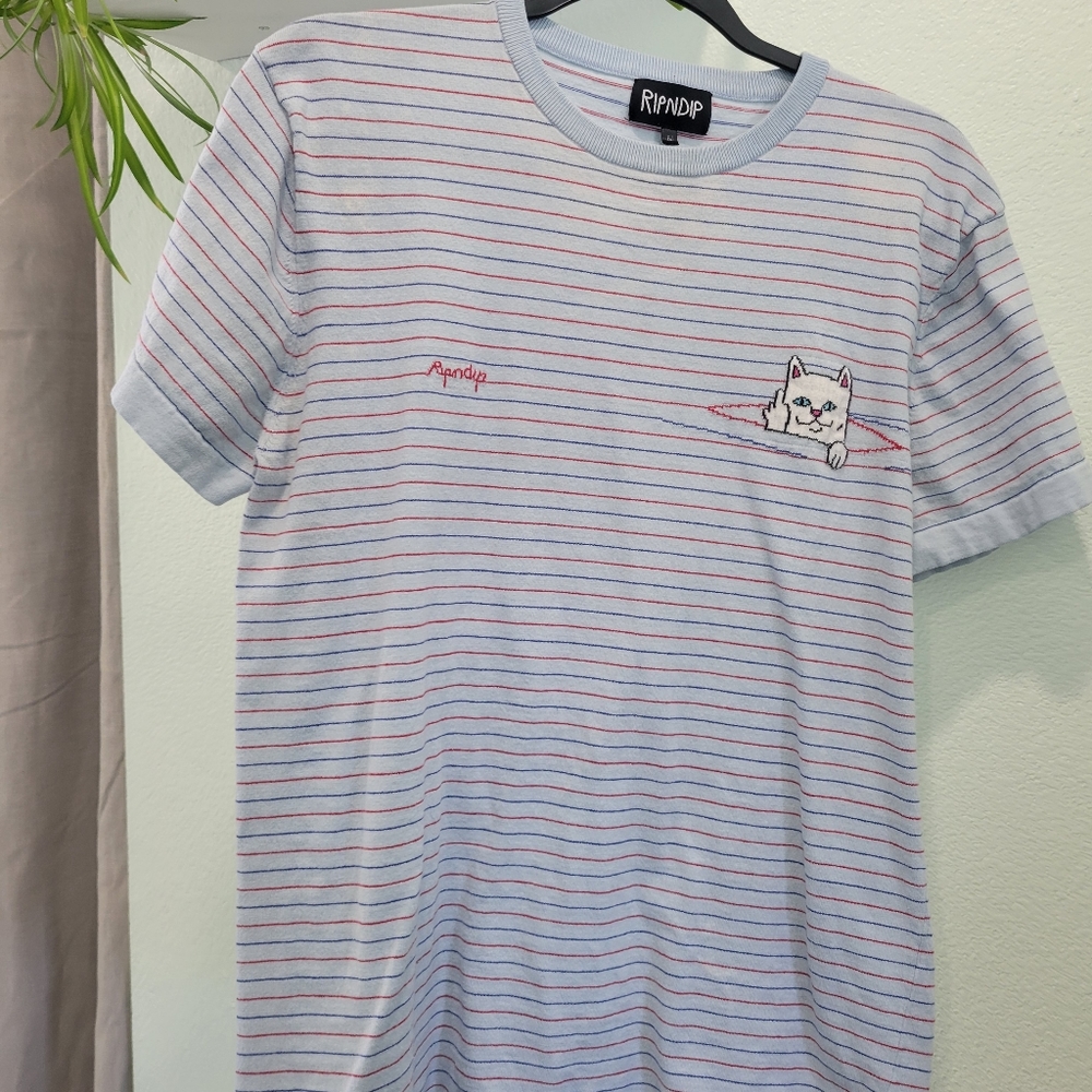 Cat T-Shirt (Giving the bird) Size M